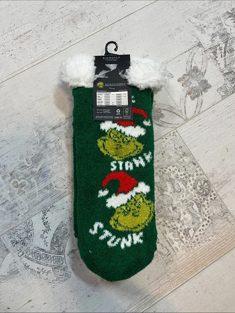 Bioworld The Grinch Dr Seuss Fuzzy Socks Size 5-10
